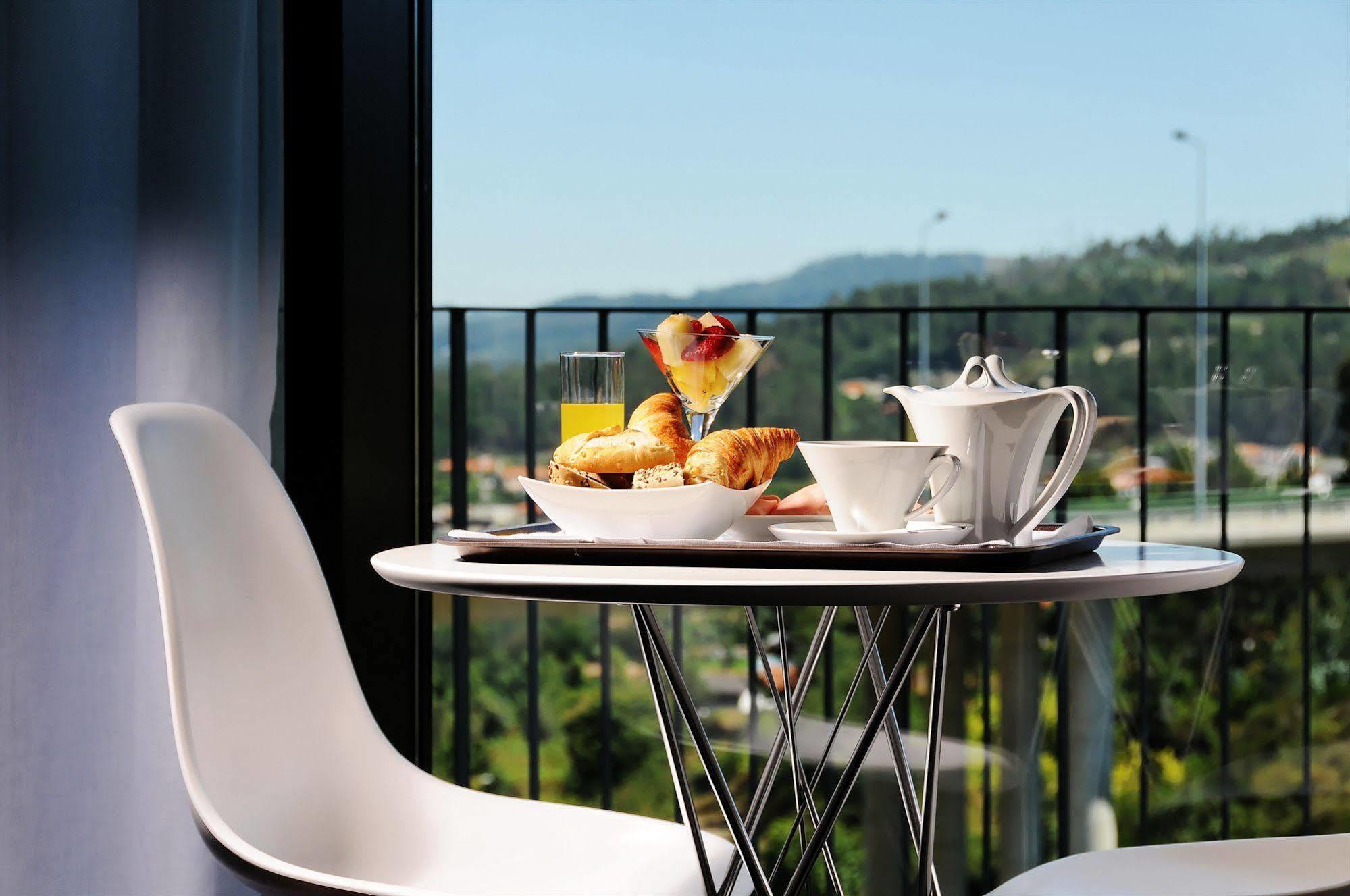 Open Village Sports Hotel & Spa Club Гимарайнш Экстерьер фото